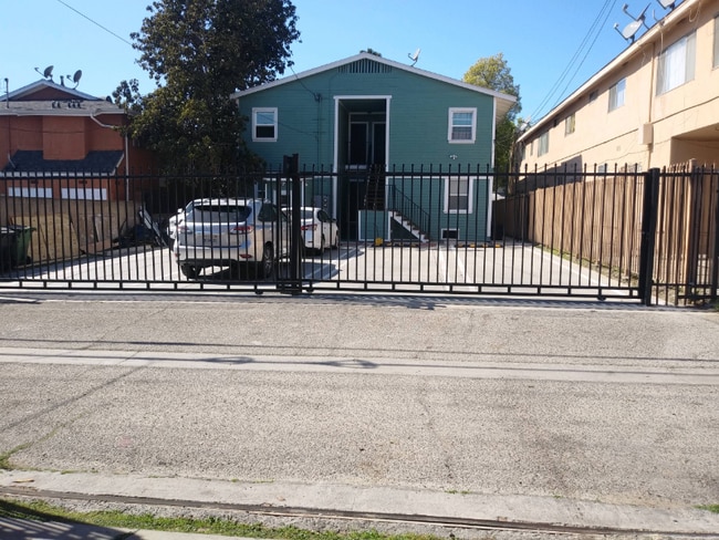 2650 S La Salle Ave in Los Angeles, CA - Foto de edificio - Building Photo