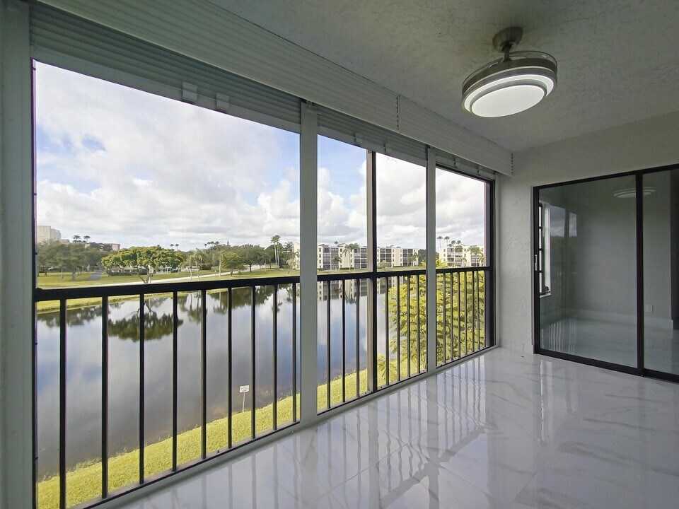 7320 Amberly Ln in Delray Beach, FL - Building Photo