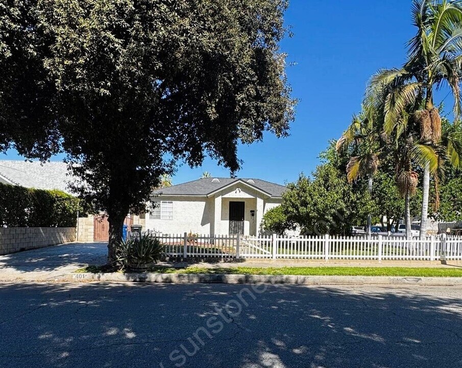 401 W Center St in Covina, CA - Building Photo