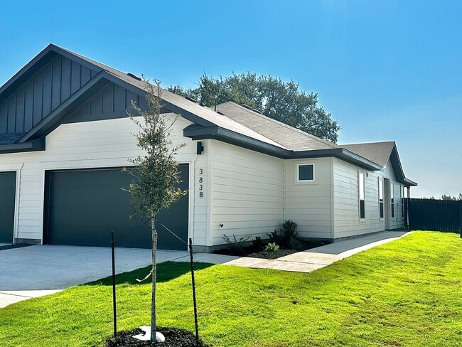 383 Cross Barn Blvd in Buda, TX - Building Photo - Building Photo