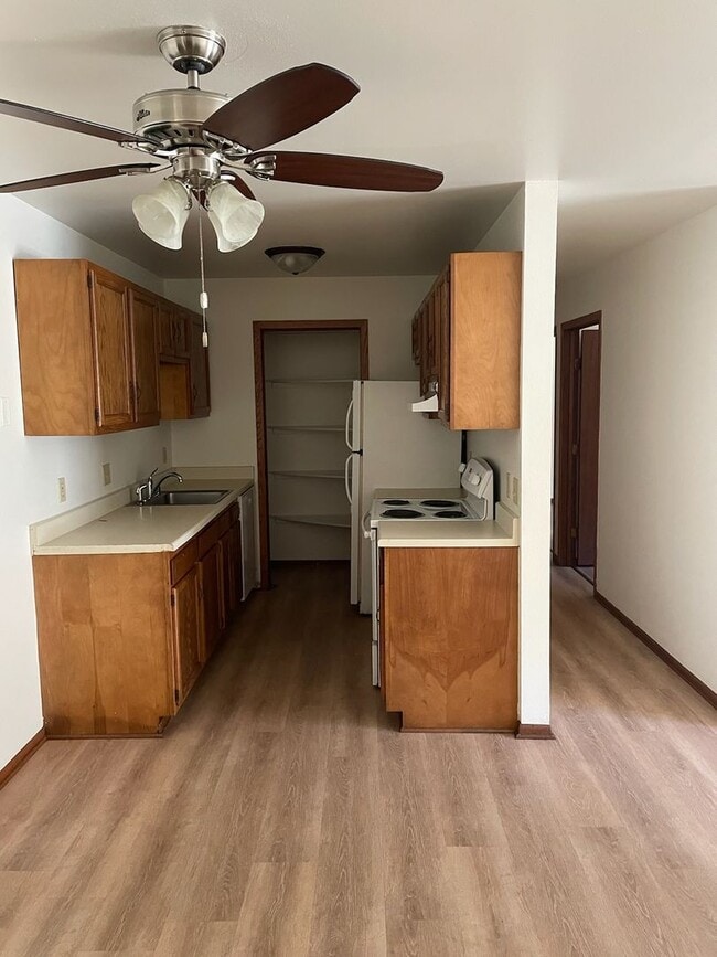 828 Weslyn Ct in West Bend, WI - Foto de edificio - Building Photo