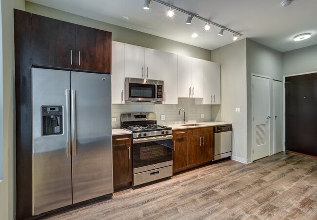 851 W Grand Ave in Chicago, IL - Building Photo - Building Photo