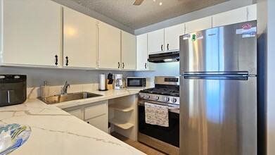 2452 Tusitala St in Honolulu, HI - Building Photo - Building Photo