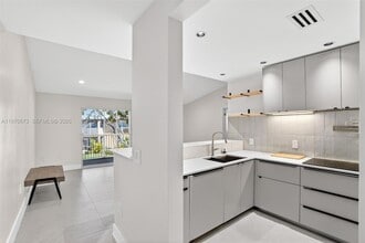 401 SE 10th St, Unit B207 in Dania Beach, FL - Building Photo - Building Photo