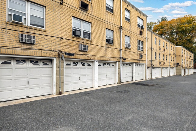 Karen Court Apartments in Lansdowne, PA - Foto de edificio - Building Photo