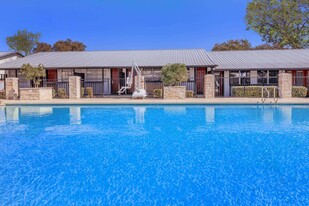 Salado Creek Villas Apartments in San Antonio, TX - Building Photo