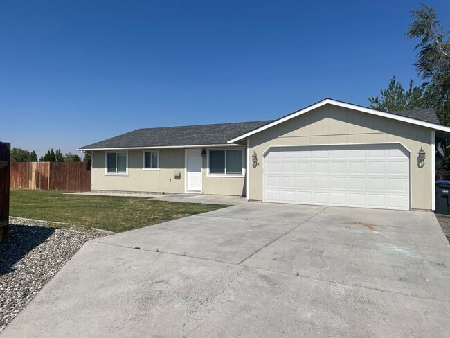 property at 1738 W Mockingbird St