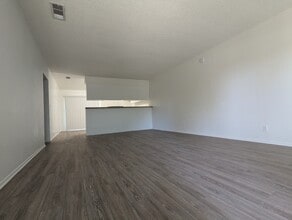 Wilshire Crest Apartments in Anaheim, CA - Foto de edificio - Building Photo