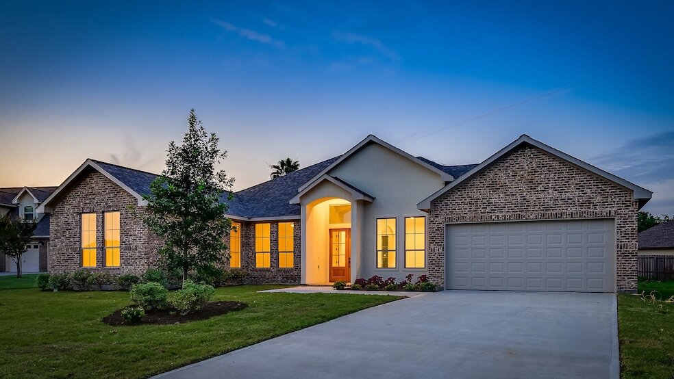 19 Naples Siding in Montgomery, TX - Building Photo