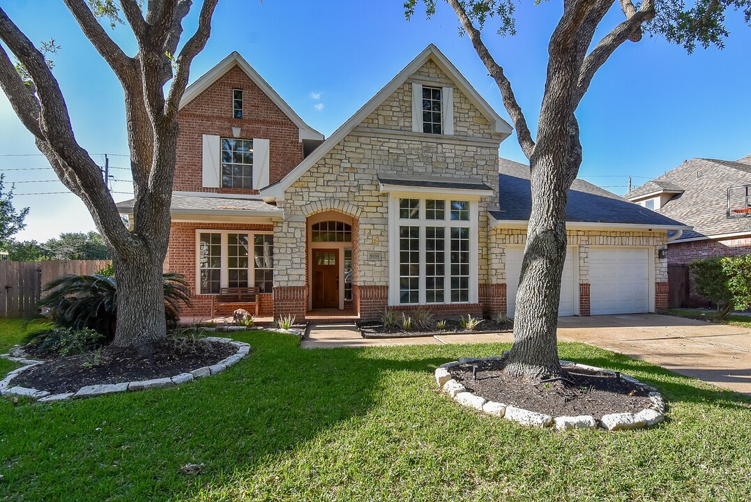 5926 Brook Bend Dr in Sugar Land, TX - Building Photo