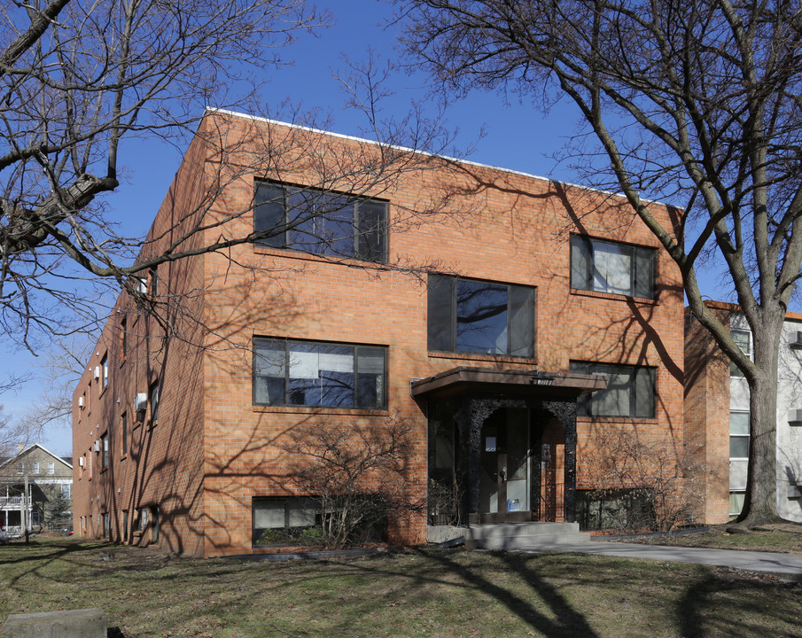 2210 Pillsbury Ave S in Minneapolis, MN - Building Photo