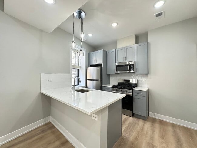 437 W Belden Ave, Unit J08W in Chicago, IL - Building Photo - Building Photo