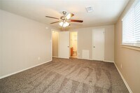 10807 Garrick Ln photo'