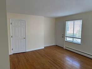 121 New Britain Ave, Unit B in Unionville, CT - Foto de edificio - Building Photo