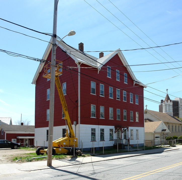 515 E School St in Woonsocket, RI - Building Photo