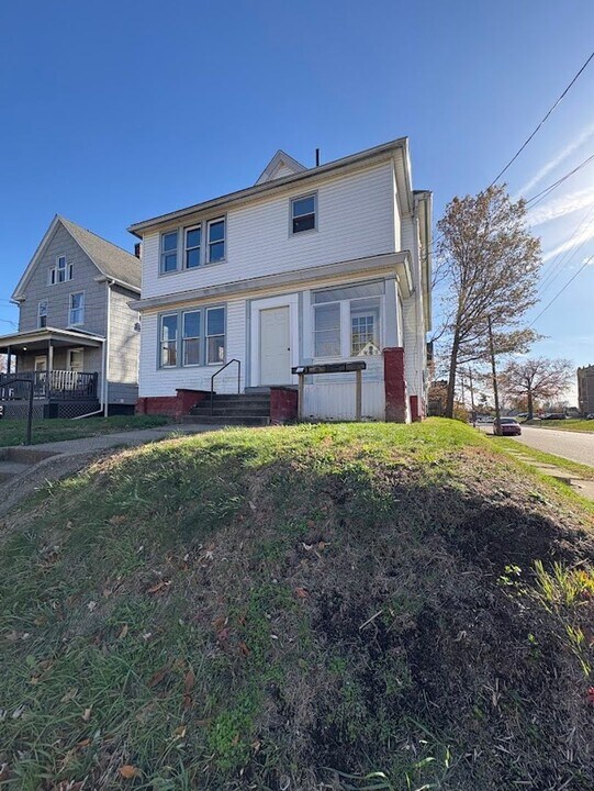 1016 Auburn Pl NW in Canton, OH - Building Photo