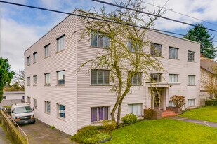 608 10th St in New Westminster, BC - Building Photo