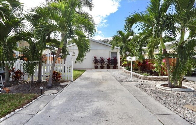 2490 NE 184th St in North Miami Beach, FL - Building Photo - Building Photo