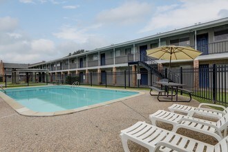 Congress Gardens Apartments in Lafayette, LA - Building Photo - Building Photo
