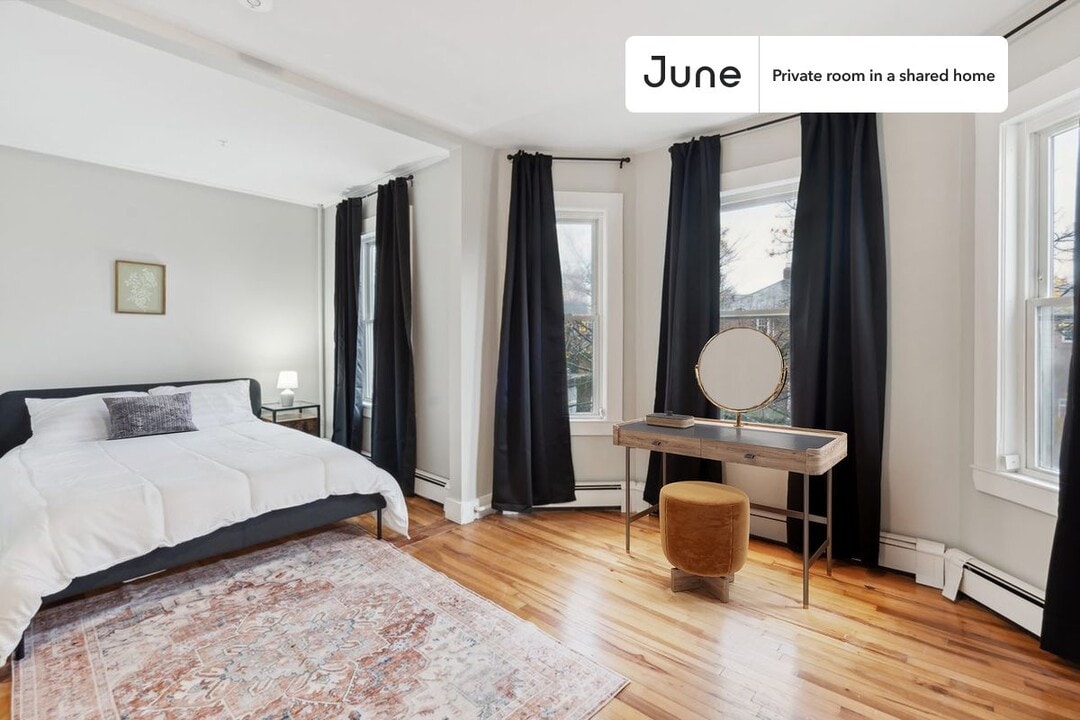 Private bedroom in 3 bed/1 bath Home in Boston, MA - Building Photo