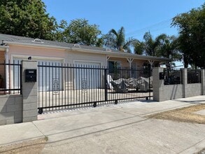 13981 Van Nuys Blvd in Arleta, CA - Foto de edificio - Building Photo