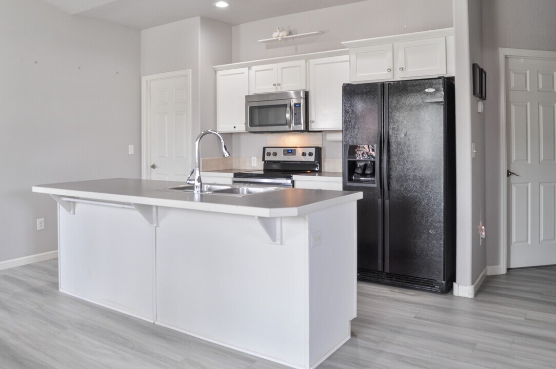 2500 Heather Ln in Evans, CO - Building Photo