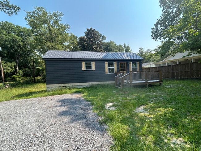 property at 2915 Oakview Rd