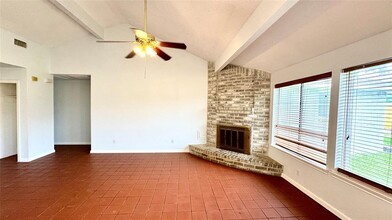 519 Oakdale Dr in Stafford, TX - Foto de edificio - Building Photo