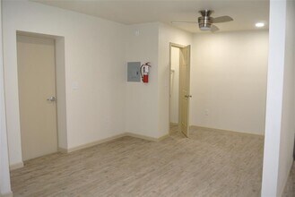 111 W 2nd St in Elgin, TX - Building Photo - Building Photo