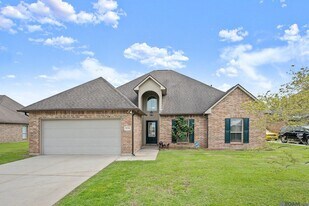 5176 Wildwood Dr in Sorrento, LA - Building Photo