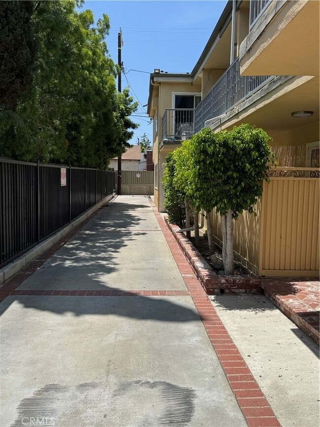 5255 Satsuma Ave in Los Angeles, CA - Building Photo - Building Photo