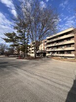 9242 Gross Point Rd, Unit 405 in Skokie, IL - Building Photo