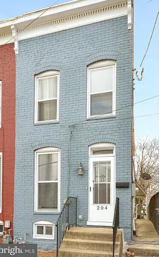 property at 204 E 7th St