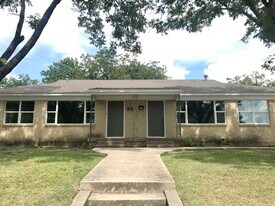 2725 Forest Park Blvd in Fort Worth, TX - Building Photo