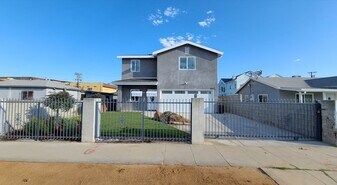 425 E 129th St in Los Angeles, CA - Building Photo