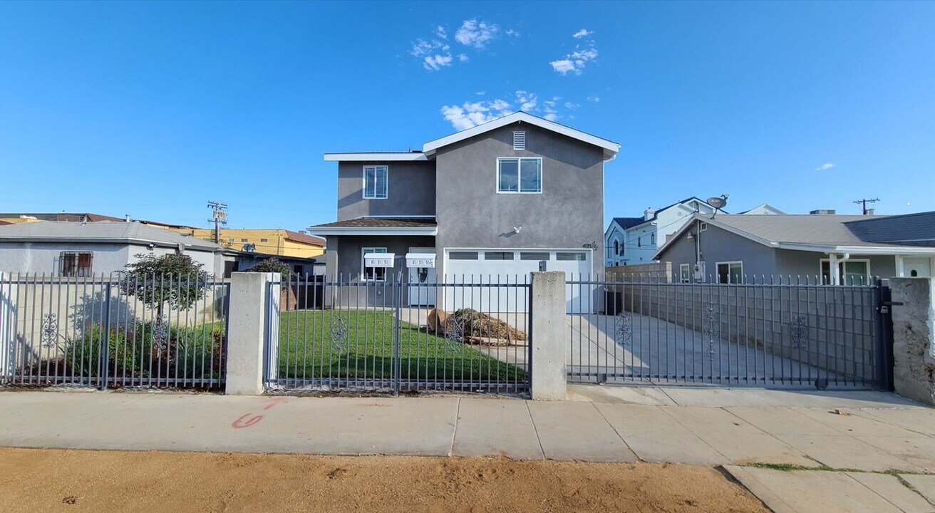 425 E 129th St in Los Angeles, CA - Building Photo