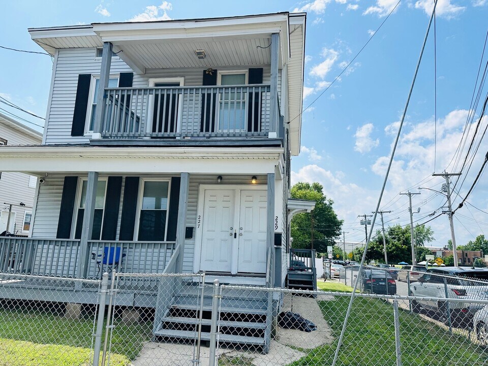 227 Newfield Ave in Bridgeport, CT - Building Photo