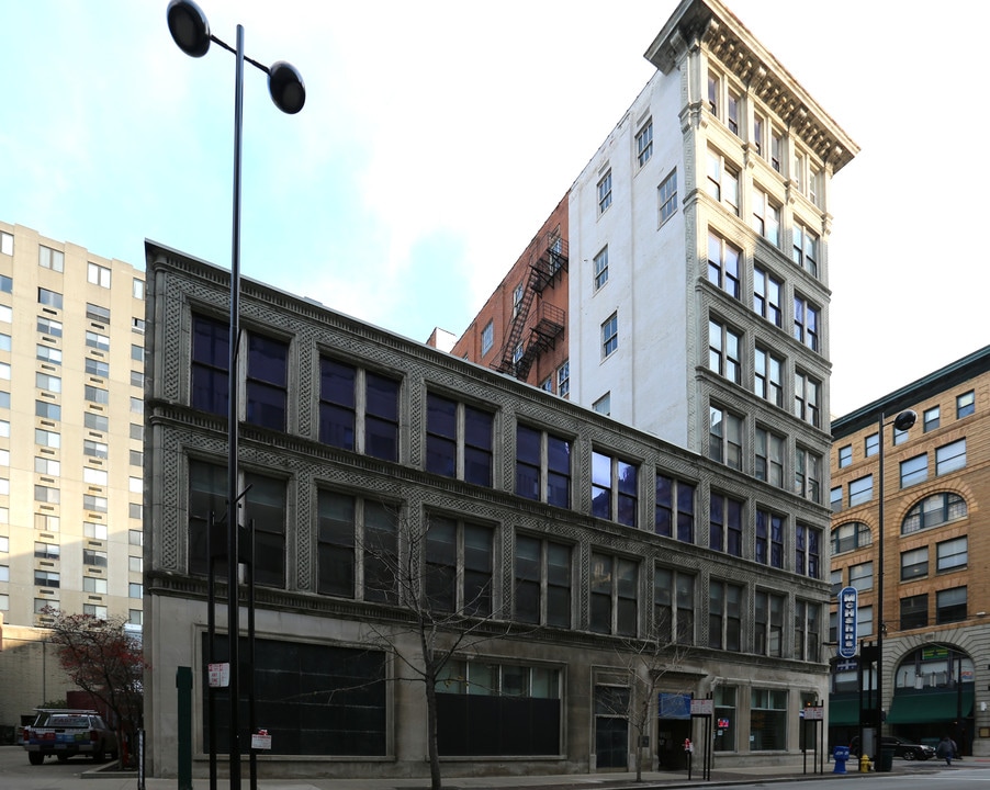 106 W 7th St in Cincinnati, OH - Building Photo