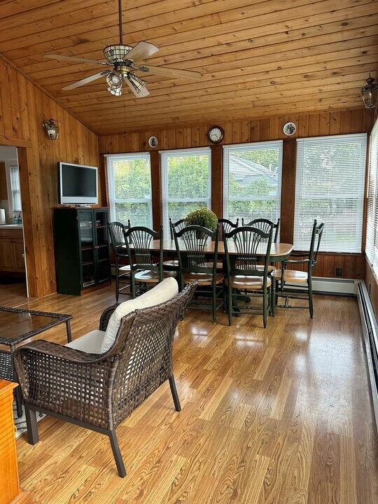 25 Squiretown Rd in Hampton Bays, NY - Foto de edificio