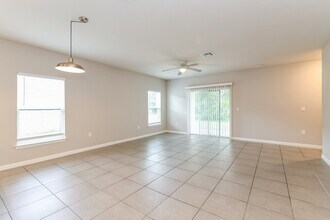 956 Louvre Ct in Kissimmee, FL - Foto de edificio - Building Photo