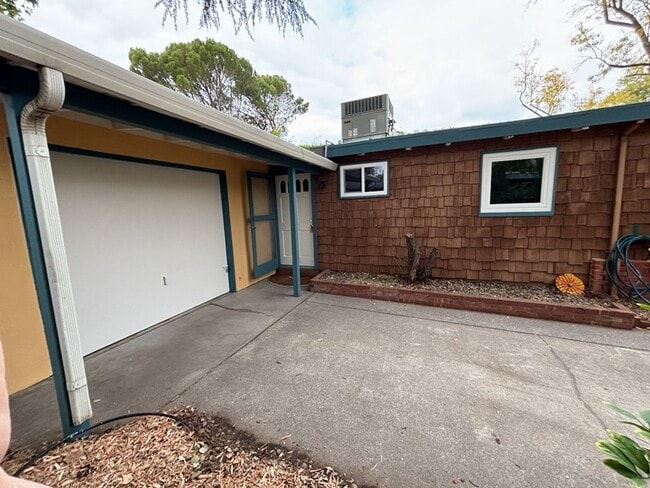 729 M St in Davis, CA - Building Photo - Building Photo