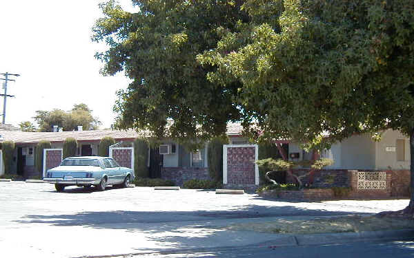 816 Brighton Ave in Modesto, CA - Foto de edificio