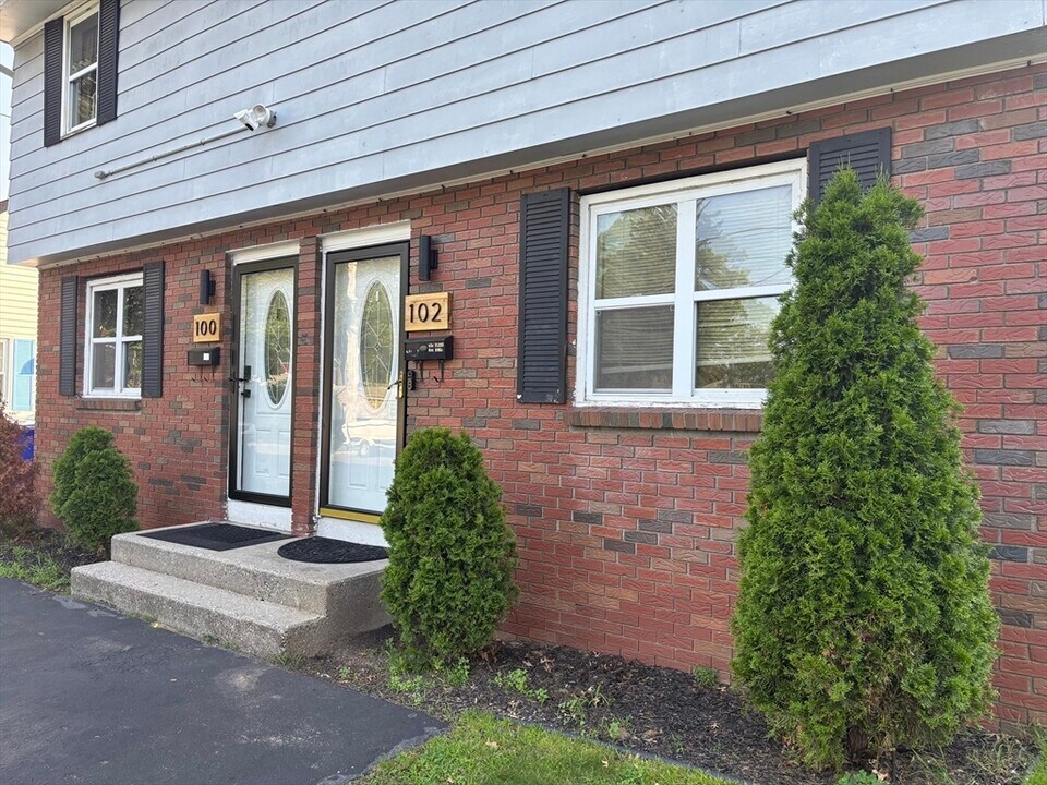 102 Savoy Ave in Springfield, MA - Building Photo