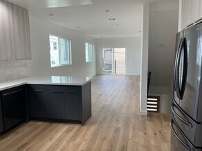 341 N Kenmore Ave in Los Angeles, CA - Building Photo - Building Photo