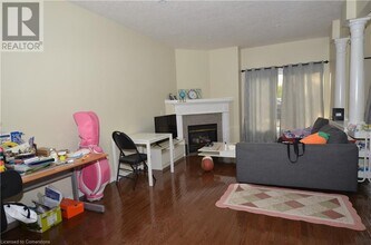 524 Stonehenge Dr in Hamilton, ON - Building Photo - Building Photo