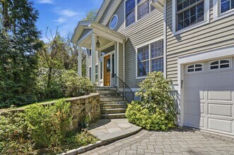 60 Hillside Ln in New Rochelle, NY - Building Photo - Building Photo