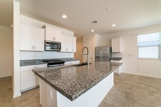 11039 W Pkwy Dr in Tolleson, AZ - Foto de edificio - Building Photo