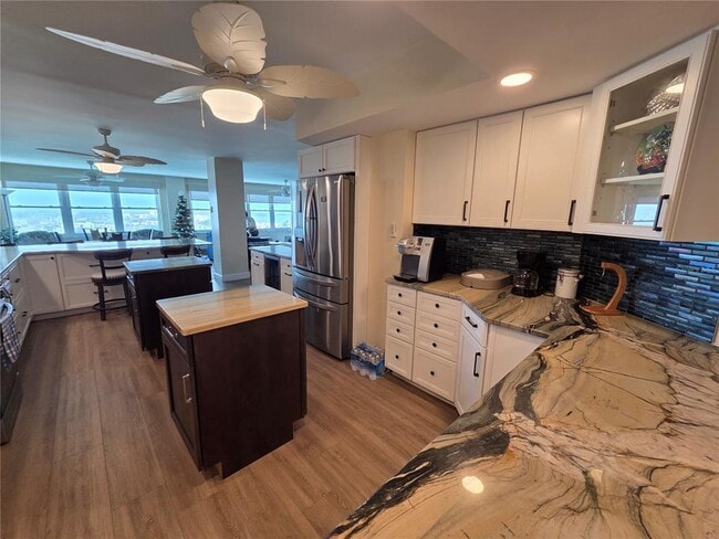 5200 Brittany Dr S in St. Petersburg, FL - Building Photo - Building Photo