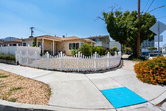 2302 W Oak St in Burbank, CA - Building Photo - Building Photo