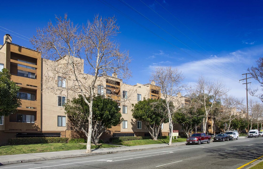 Vineland Gardens in Studio City, CA - Building Photo